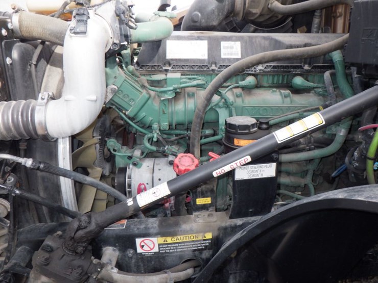 2022-volvo-vnl-300-image-21