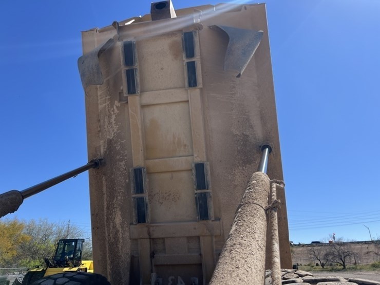 2013-caterpillar-740b-image-47