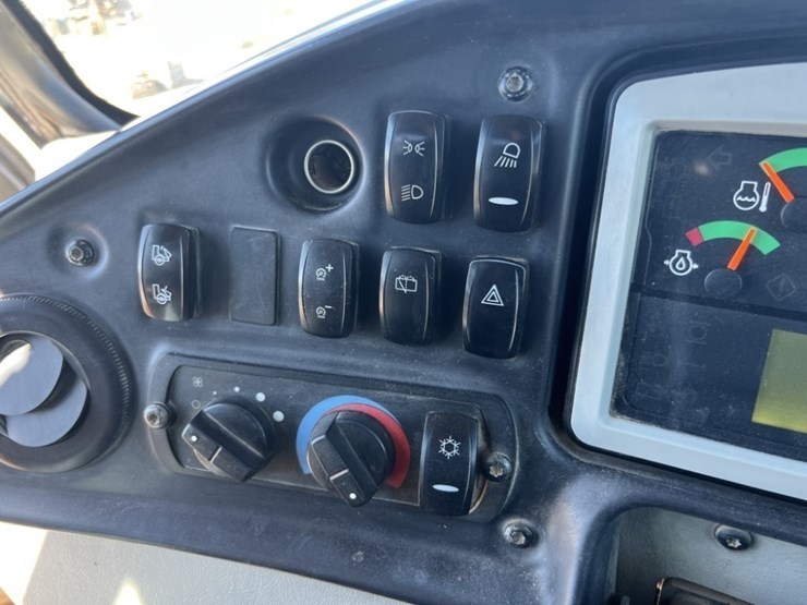 2012-caterpillar-740b-image-43