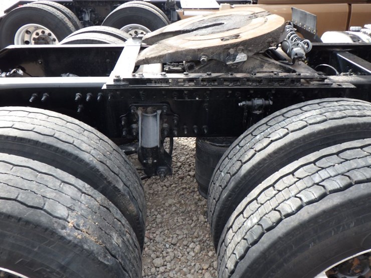 2022-volvo-vnl-300-image-8