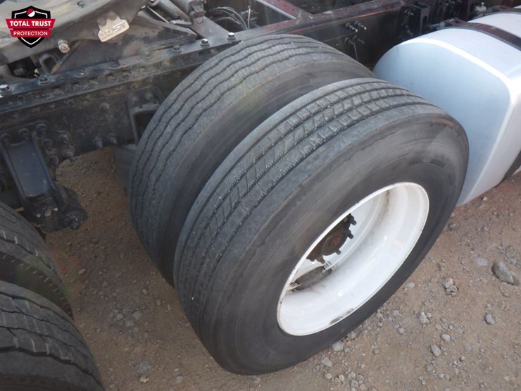 2022-volvo-vnl300-image-5