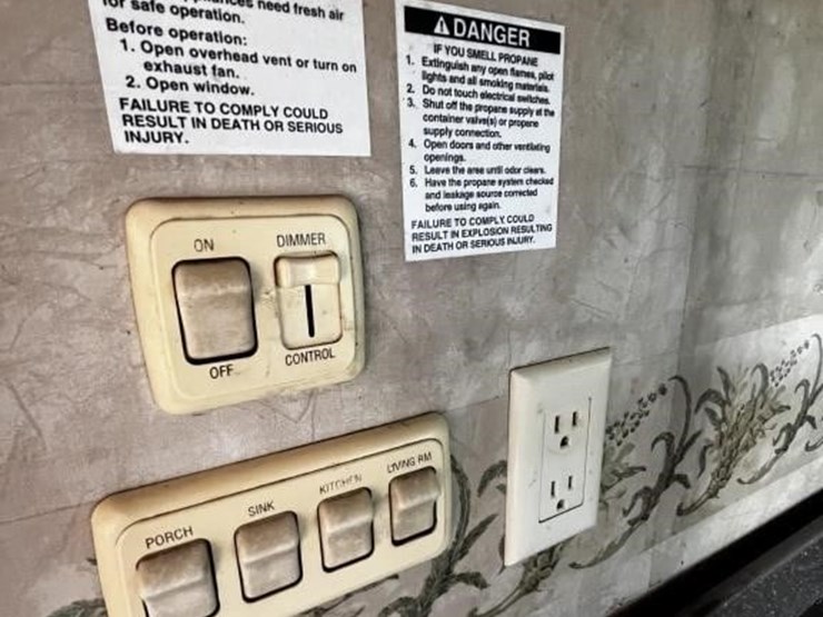 l1--2006-escalade-32'-travel-trailer-image-18