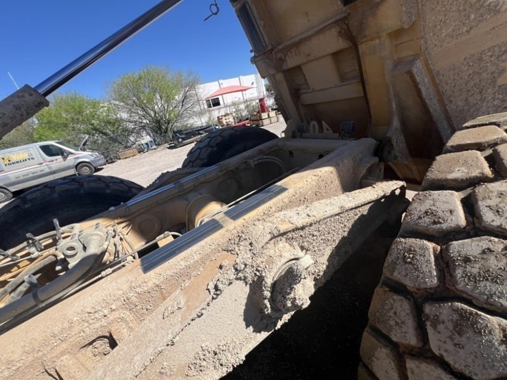 2013-caterpillar-740b-image-40