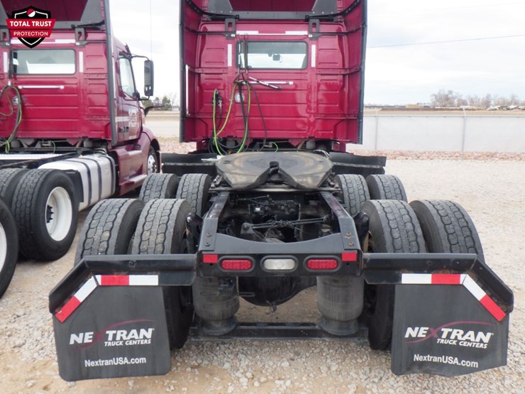 2023-volvo-vnl-300-image-8