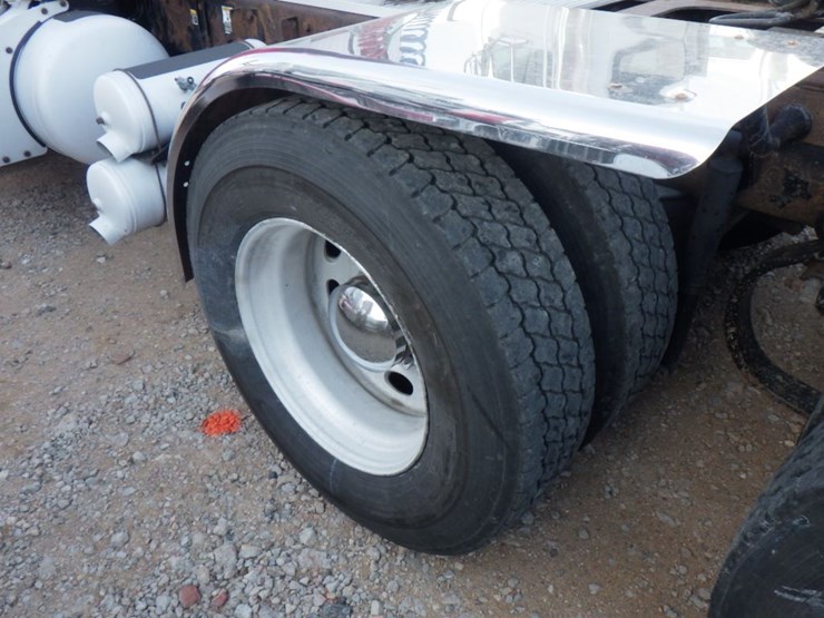 2002-peterbilt-385-image-13