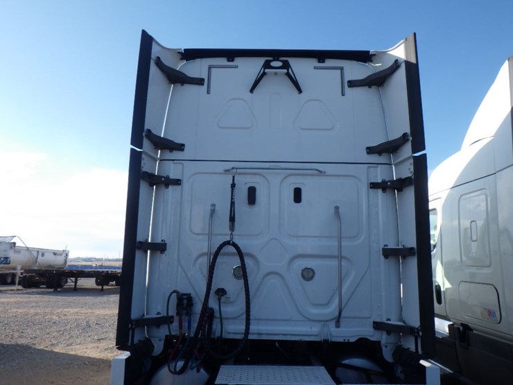 2020-freightliner-cascadia-126-image-10