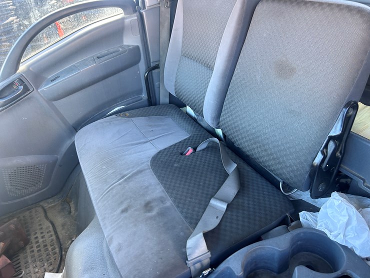 2013-isuzu-npr-image-47