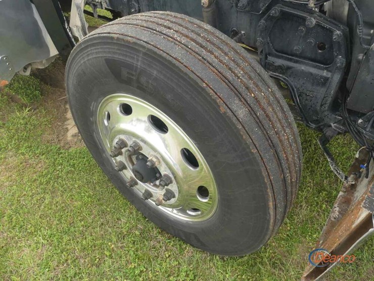 2020-peterbilt-389-image-12