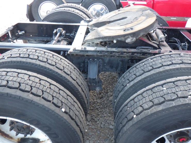 2021-volvo-vnl-300-image-5