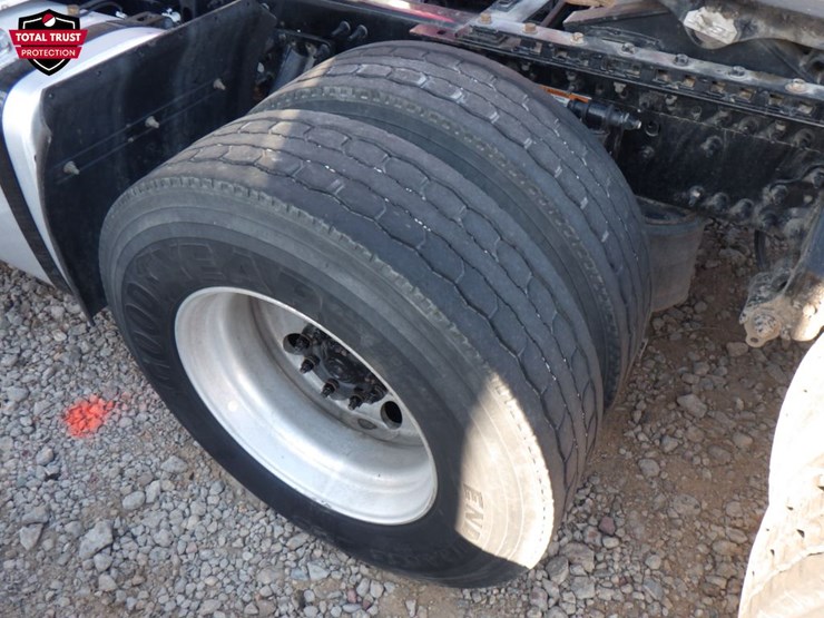 2022-volvo-vnl-300-image-12