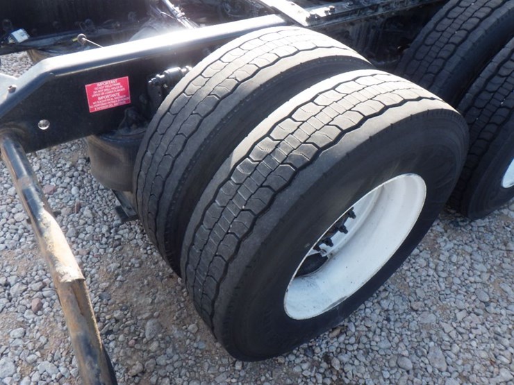 2021-volvo-vnl-300-image-7