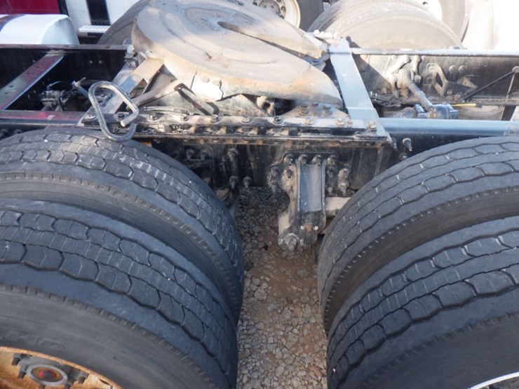 2021-volvo-vnl-300-image-13