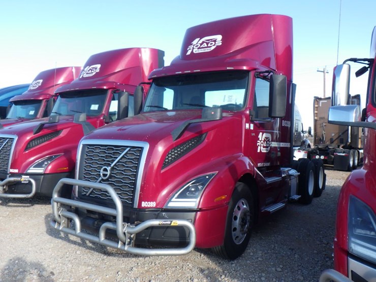 2021-volvo-vnl-300-image-1