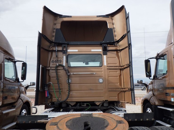 2022-volvo-vnl-300-image-12