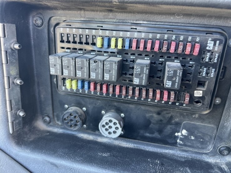 2013-caterpillar-740b-image-35