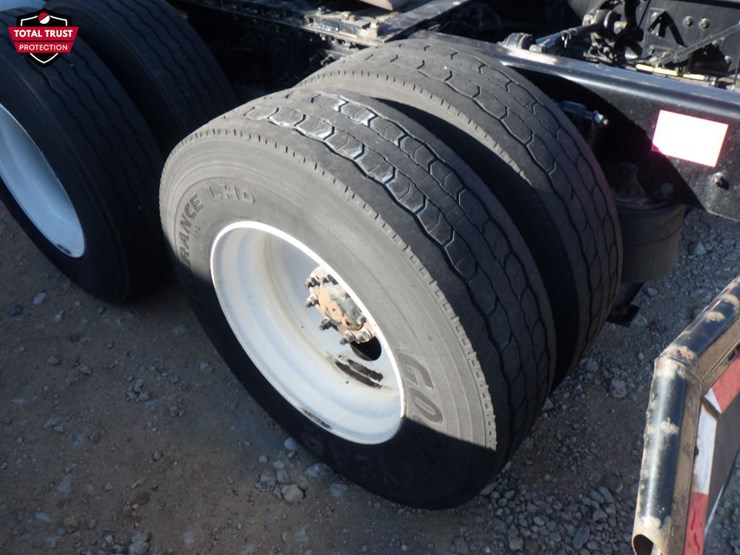 2022-volvo-vnl300-image-11