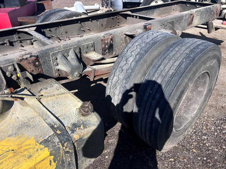 #1694-•-2004-isuzu-cab-and-chassis-image-17