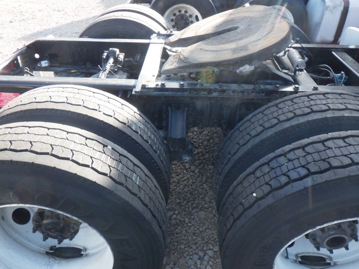 2021-volvo-vnl-300-image-5