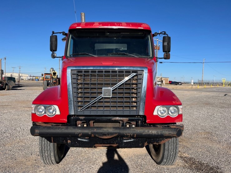2009-volvo-vhd-bobtail-vacuum-truck-image-2