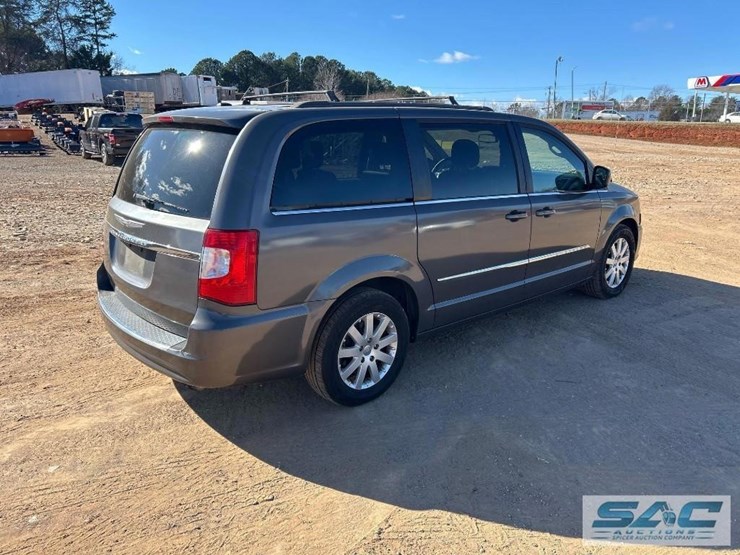 2016-chrysler-town-&-country-image-4