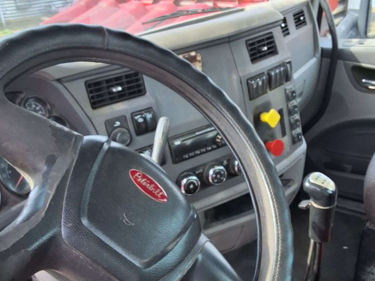 2016-peterbilt-579-image-26