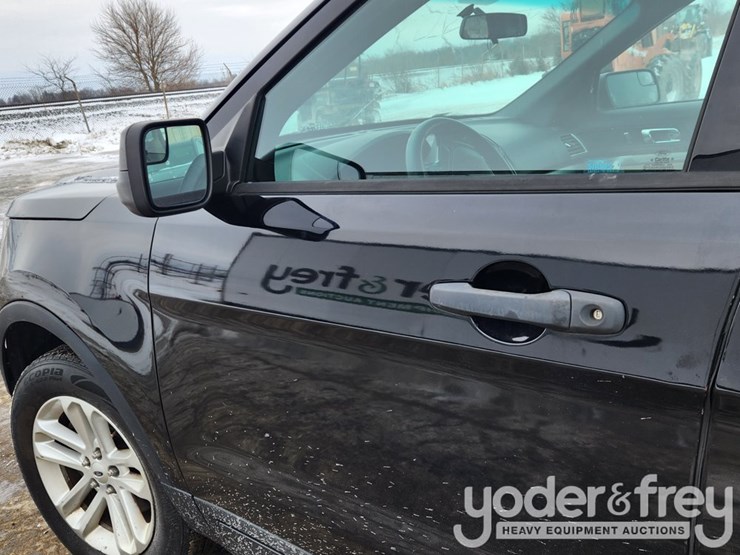 2016-ford-explorer-image-15