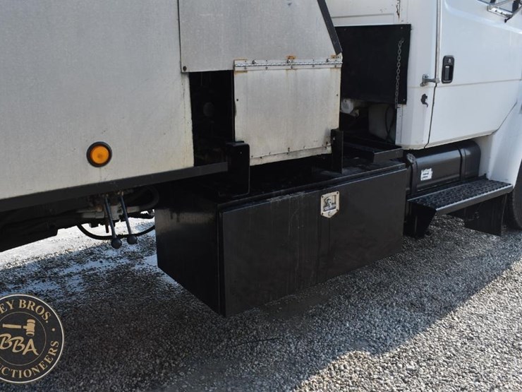 2001-freightliner-fl60-image-13