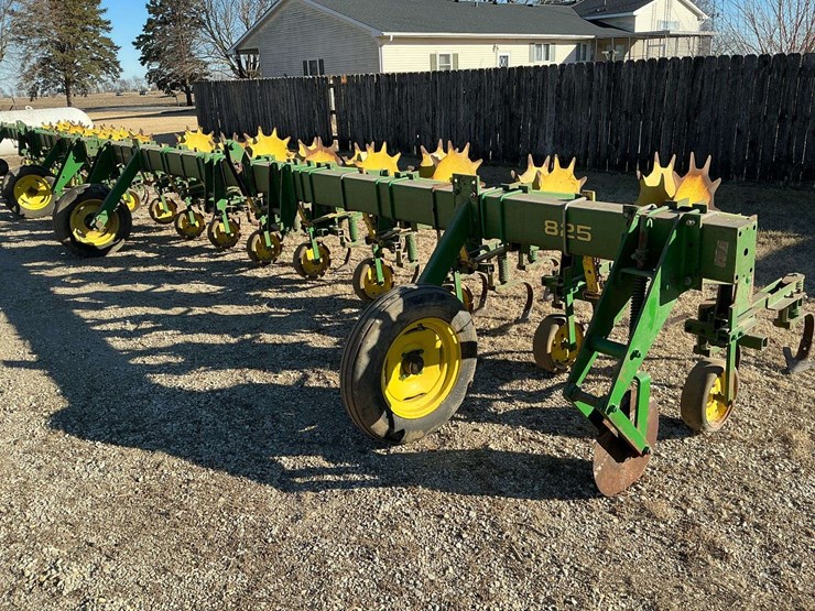 john-deere-825-image-1