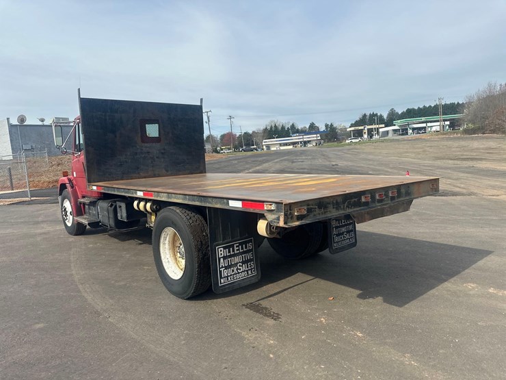 2000-freightliner-fl70-image-5