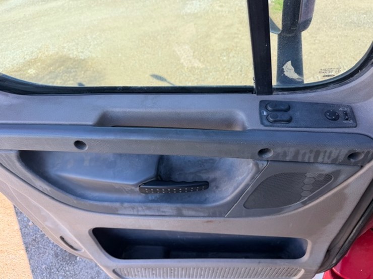 2013-freightliner-cascadia-113-image-30