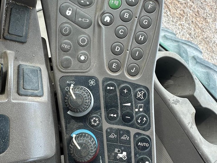 john-deere-8235r-image-19