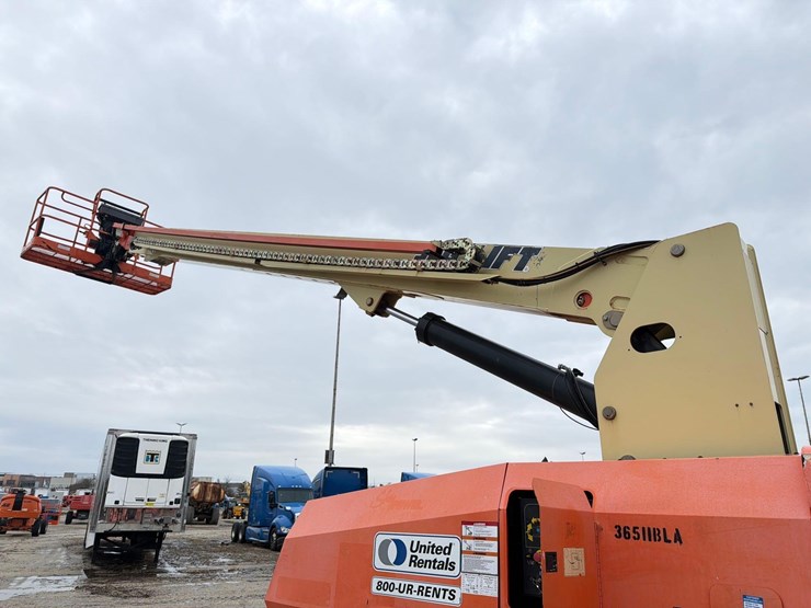 2016-jlg-800s-image-20