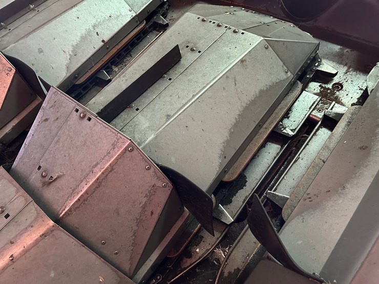 gleaner-6row-corn-head-image-2