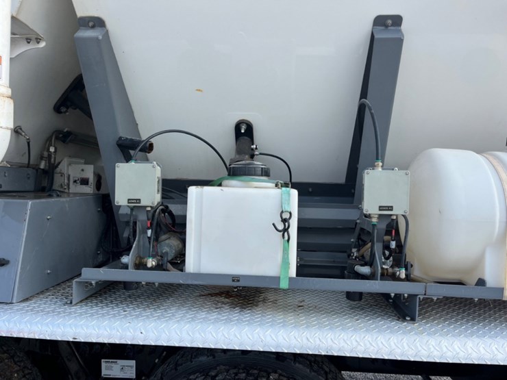 2020-freightliner-114sd-image-18