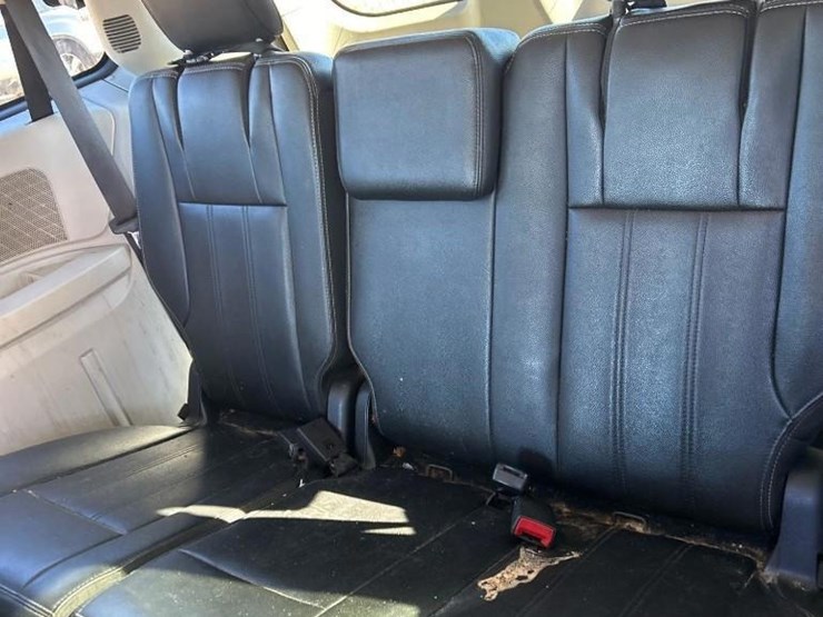 2016-chrysler-town-&-country-image-25