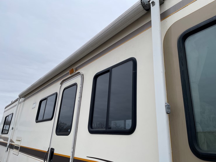 #2026-•-1999-ford-fleetwood-bounder-32h-rv-(has-wi-title)-image-14