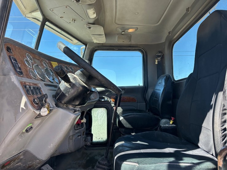 2008-peterbilt-365-image-11