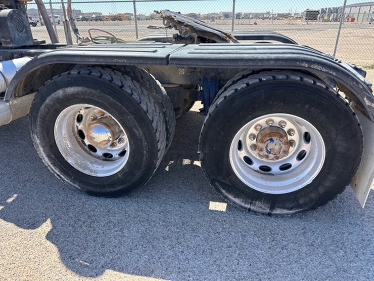 2012-peterbilt-386-image-10