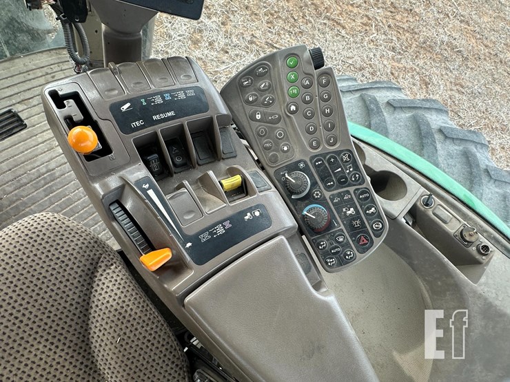 john-deere-8235r-image-16