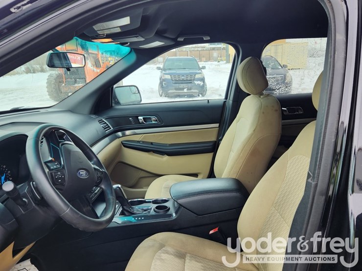 2016-ford-explorer-image-17