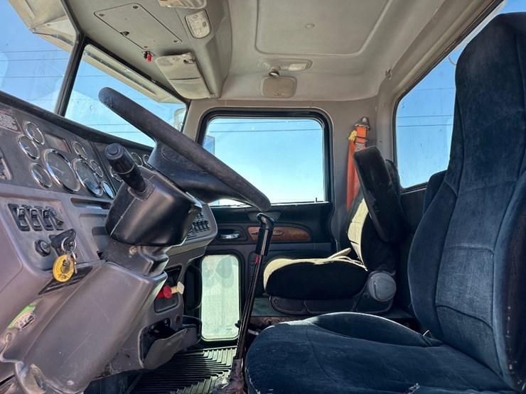 2010-peterbilt-384-image-11