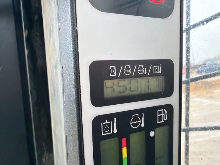 2019-new-holland-c237-image-24