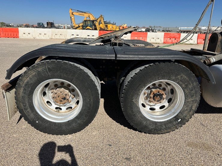 2010-peterbilt-384-image-5