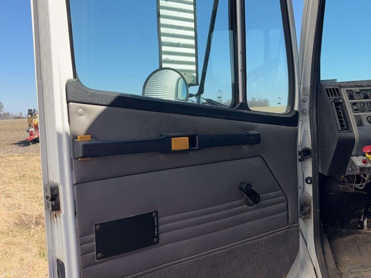 2004-freightliner-fl70-image-19