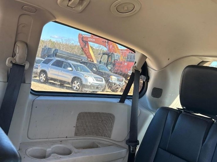 2016-chrysler-town-&-country-image-14