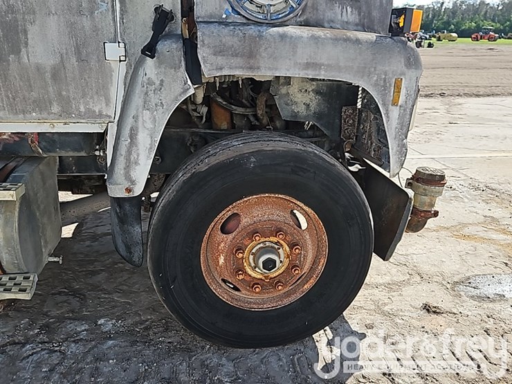 1995-ford-l8000-image-11