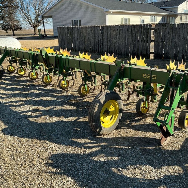 JOHN DEERE 825