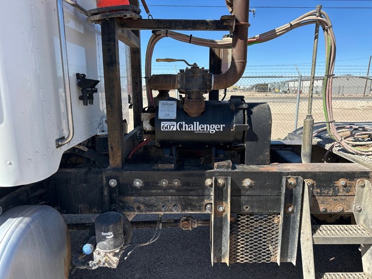 2008-peterbilt-365-image-10