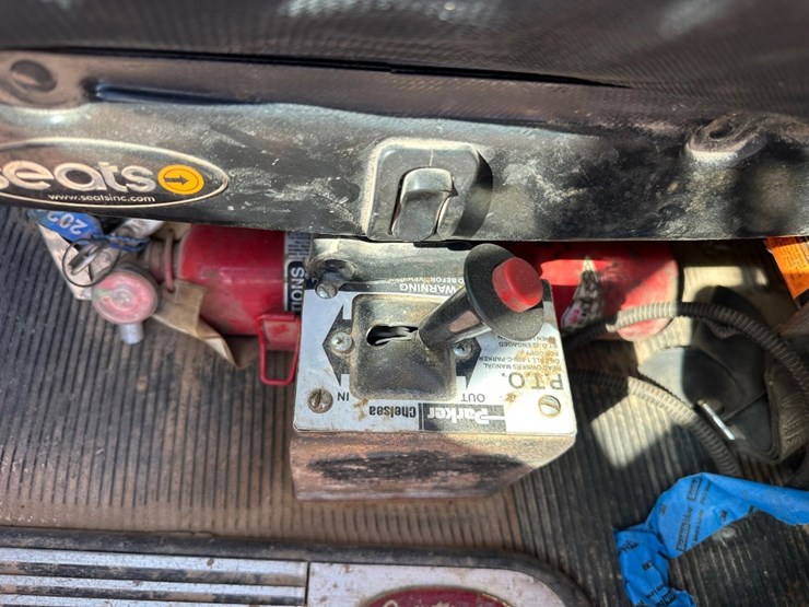 2008-peterbilt-365-image-12