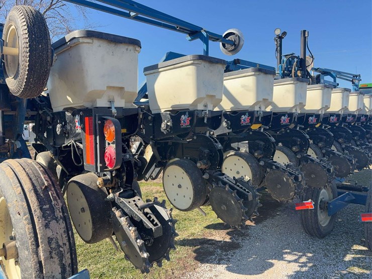 2009-kinze-3600-image-8